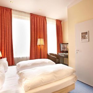 Zimmer mit Kingsize-Bett